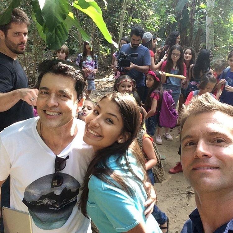 Tiago Santiago, Juliana Xavier e Cláudio Heinrich nos bastidores da gravação da série "Super Crianças" - Reprodução/Instagram/