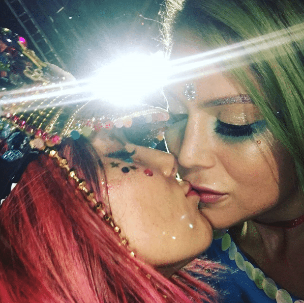 A ex-VJ Mari Moon compartilhou uma foto dando um selinho em outra menina na madrugada deste sábado (25). Na legenda da imagem, publicada em seu Instagram, ela apenas escreveu: "All We Need Is Love. Beijoca carnavalesca". Apesar de não ter afirmado nada, uma de suas seguidoras na rede social se mostrou confusa nos comentários: "A Mari é lésbica? Nem sabia" - Reprodução/Instagram/@marimoon