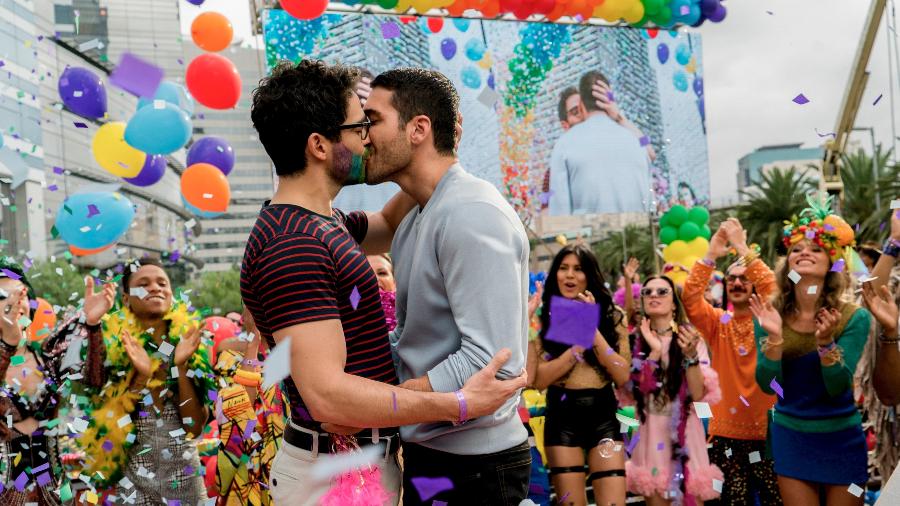 Lito (Miguel Angel Silvestre) beija Hernando (Alfonso Herrera) em cena de "Sense8" filmada na Parada do Orgulho LGBT de São Paulo - Divulgação/Netflix
