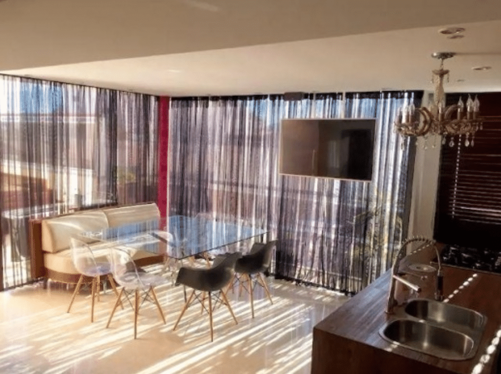 A cobertura duplex de Emilly fica em um condomínio localizado em frente ao Parque Olímpico e o aluguel é de R$ 5 mil fora a taxa condominal de R$ 1.810,00 e as 6 parcelas do IPTU de R$ 232,00 - Reprodução/JPImóveis