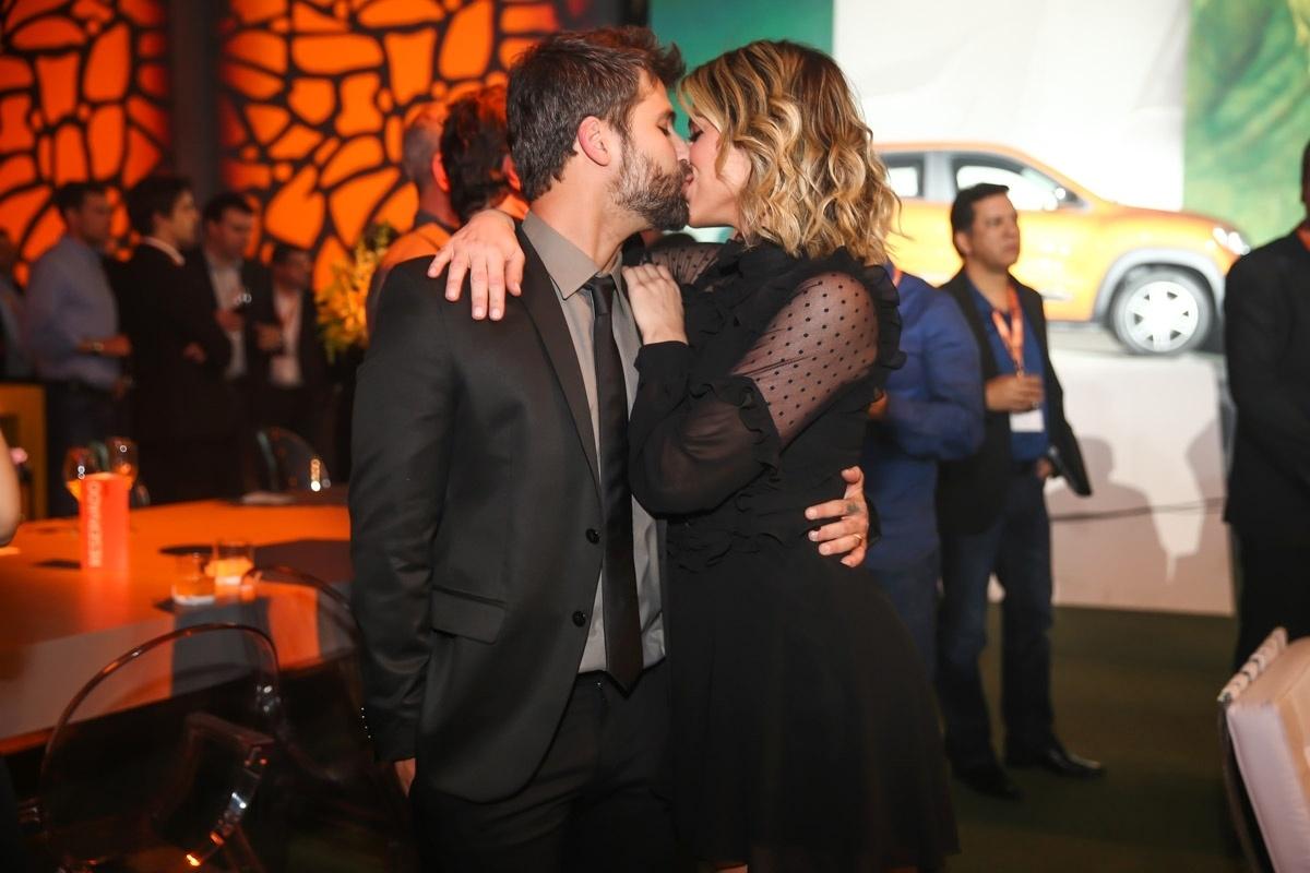 Em clima de romance, Bruno Gagliasso e Giovanna Ewbank trocam beijos em evento em São Paulo - Manuela Scarpa/Brazil News