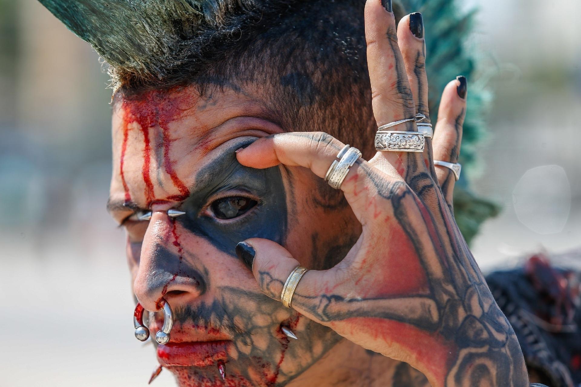 Adepto do movimento body mods, Zombiepunk mostra piercings, tatuagens e modificação no olho - Marco Antônio Teixeira/UOL