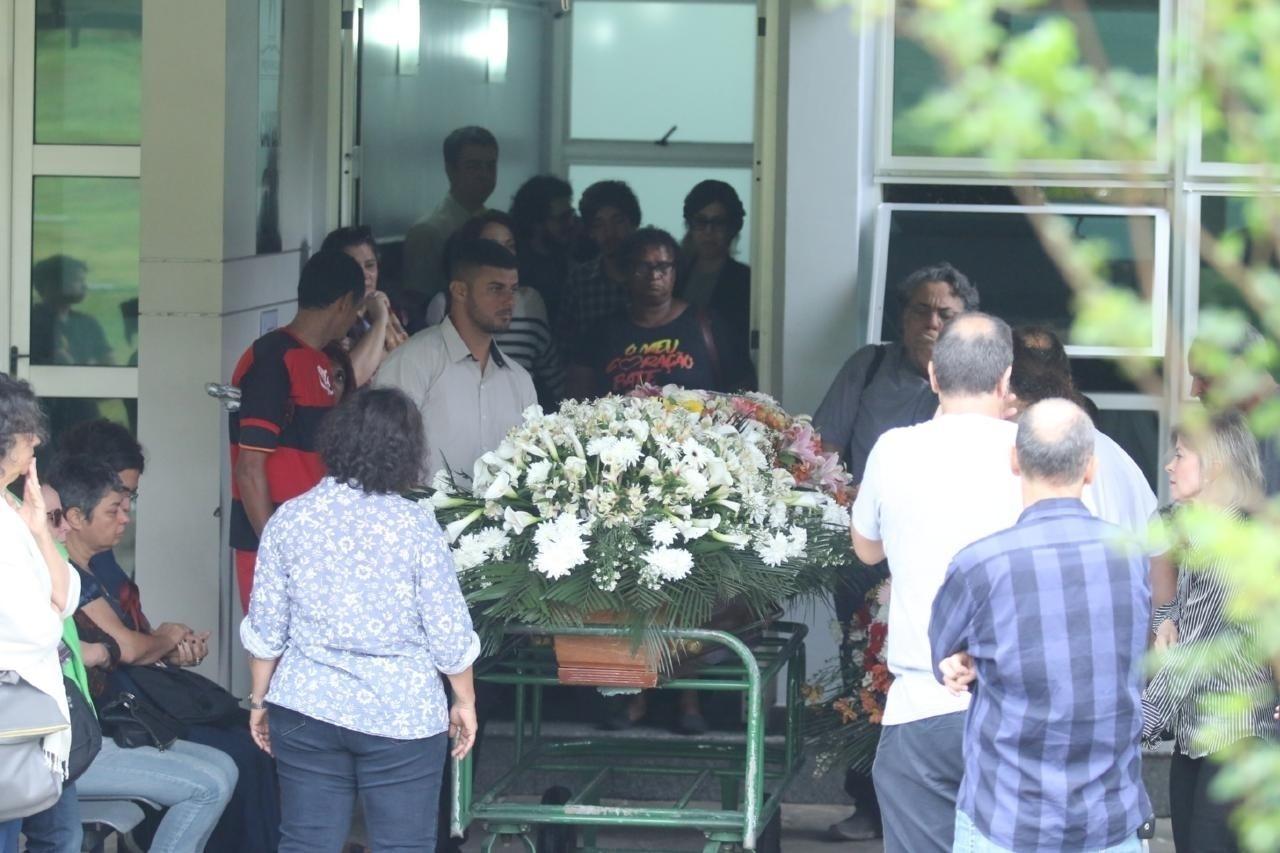 Amigos e familiares se emocionam no último adeus a Márcia Cabrita, que morreu após luta contra o câncer - Daniel Pinheiro/AgNews