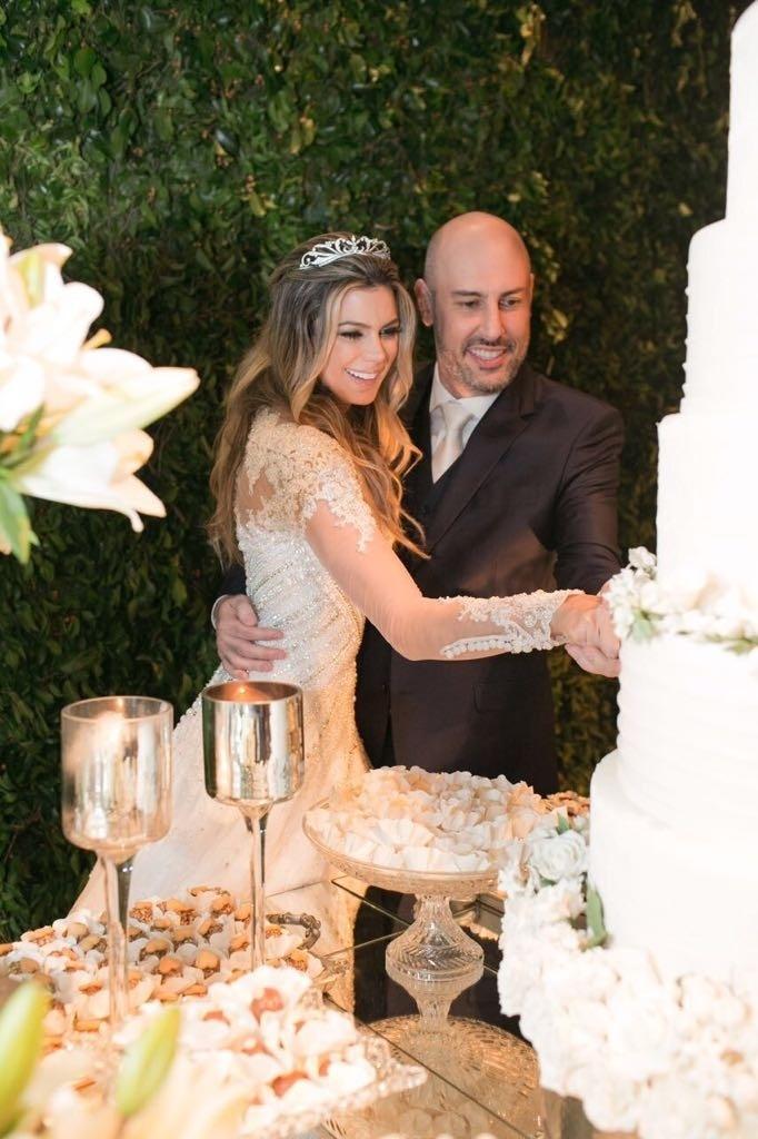 Douglas e Raissa Tavolaro se casaram na Casa Charlô, em São Paulo. O bolo de seis andares foi assinado pela confeiteira Beca Milano - Roberto Tamer