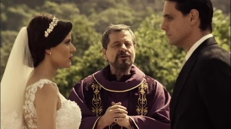 Stefano Nicolazi (Flávio Galvão) é o Sacerdote Mestre que celebra o casamento dos jovens Adriano (Felipe Cunha) e Débora (Manuela Do Monte) - Divulgação/Record - Divulgação/Record