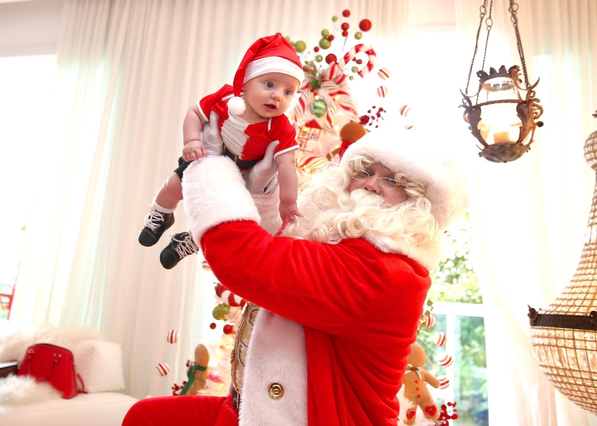 Enrico Bacchi, filho de Karina Bacchi, voa no colo do Papai Noel durante festinha temática em que comemora o seu primeiro Natal - Manuela Scarpa/Brazil News