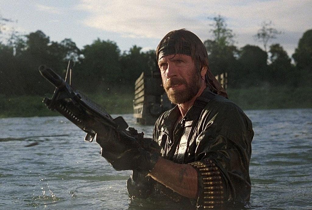 Chuck Norris em cena de "Braddock II - O Início da Missão" (1985) - Divulgação
