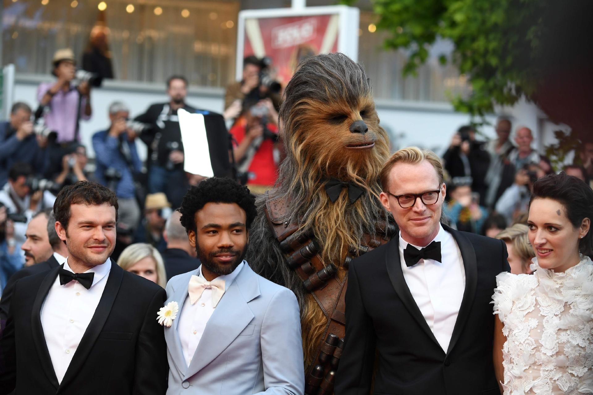 Os atros de "Han Solo: Uma história Star Wars" compareceram ao tapete vermelho do filme em Cannes, com direito a desfile de Stormtrooper e até do Chewbacca - AFP