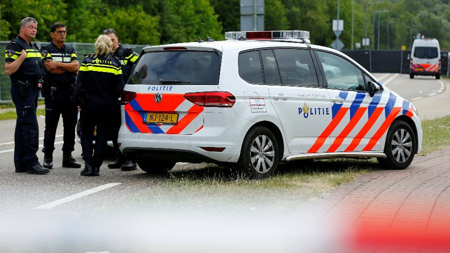Policiais próximos ao local onde uma caminhonete atropelou várias pessoas depois do festival Pinkpop - REUTERS/Thilo Schmuelgen