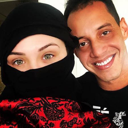 Fernanda Batista, ex-bailarina do Faustão, cobre todo o corpo em foto com o namorado, o jogador Rodriguinho, no Egito - Reprodução/Instagram/fernandagbatista