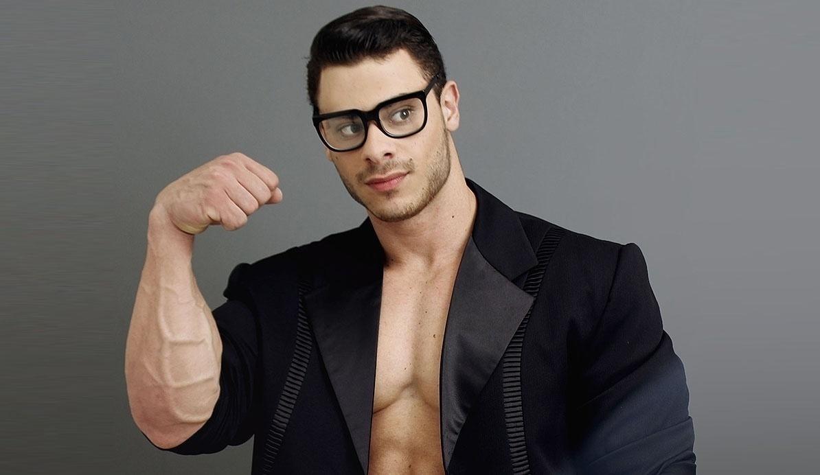 Leo Stronda posa para foto usando traje inusitado - Divulgação