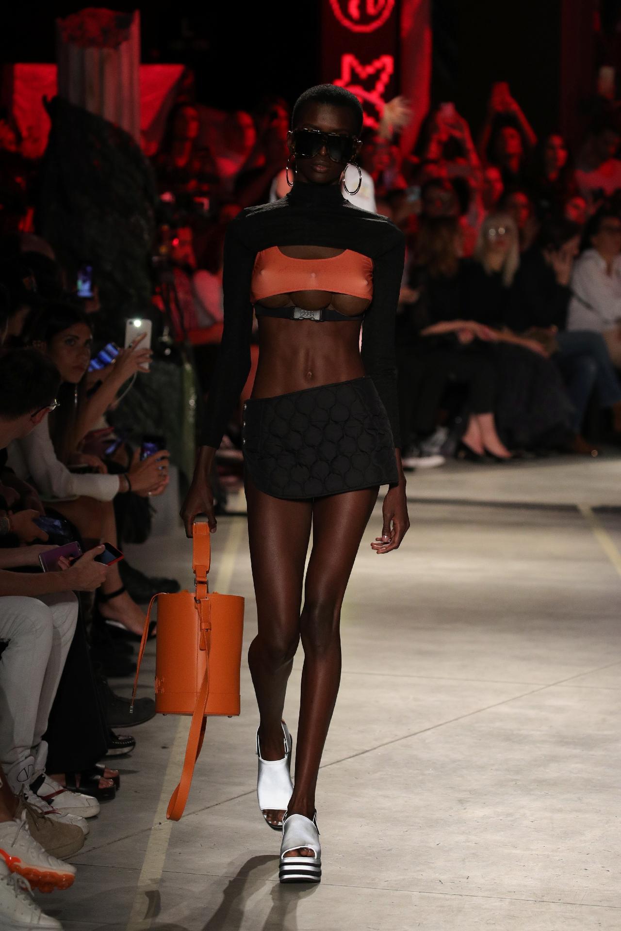 Modelos com três seios sobem à passarela na Semana de Moda de Milão - Getty Images