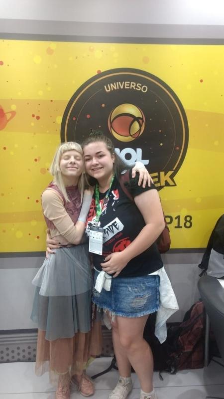 A fã Bruna Quintino entrou no stand do UOL na CCXP 2019 para tirar foto com a cantora Aurora - Bruna Quintino/Acervo Pessoal - Bruna Quintino/Acervo Pessoal