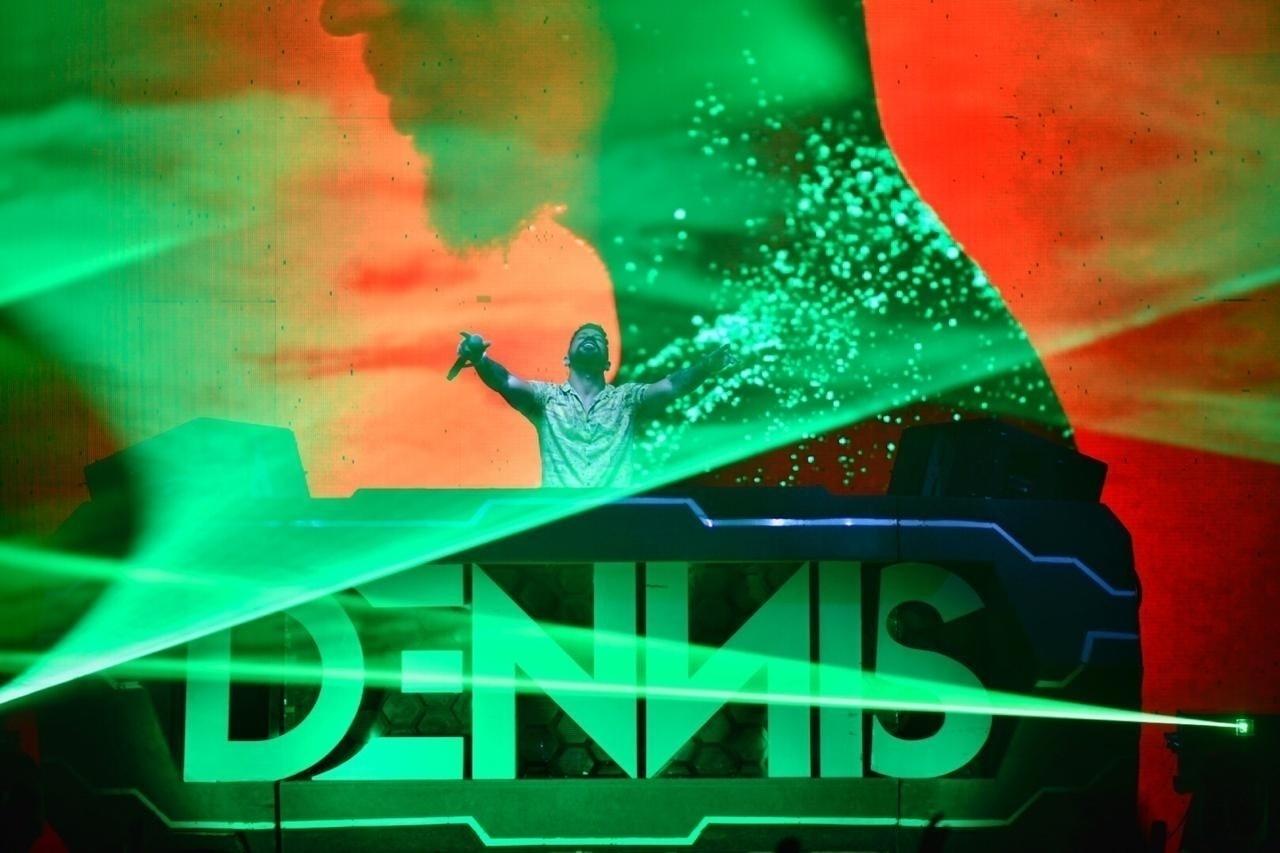 Dennis DJ comanda festa no primeiro dia do Carnaval do Mirante, em BH - Nereu Jr/UOL