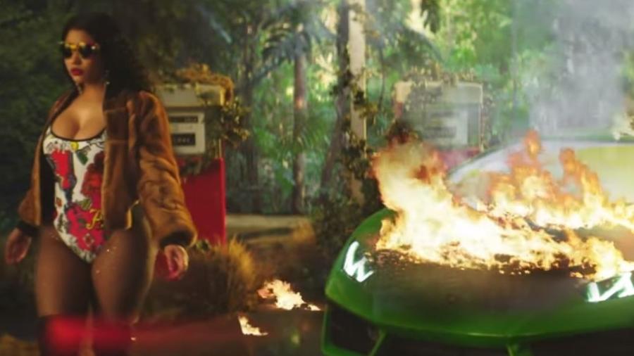 Em novo clipe, Nicki Minaj bota fogo em Lamborghini - Reprodução