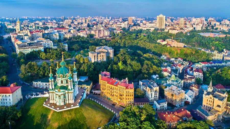 Kiev possui diversas opções de restaurantes acessíveis, ruas estilosas e igrejas nos padrões eslavos - Getty Images/iStockphoto
