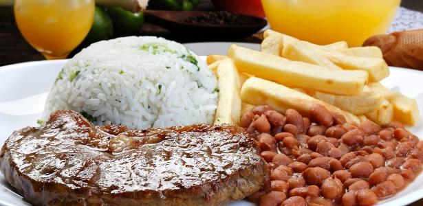 Arroz, feijão, bife, batata e ovo | Com alta do preço, prato feito pesa mais no bolso do brasileiro