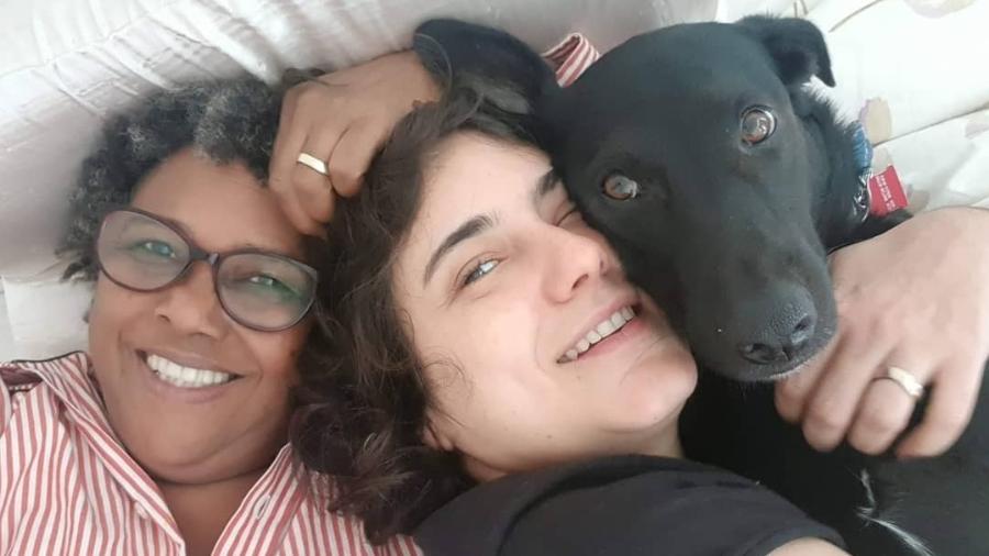 Sandra de Sá com a mulher Simone Floresta aproveitam domingo com cachorro Mussum - Reprodução/Instagram