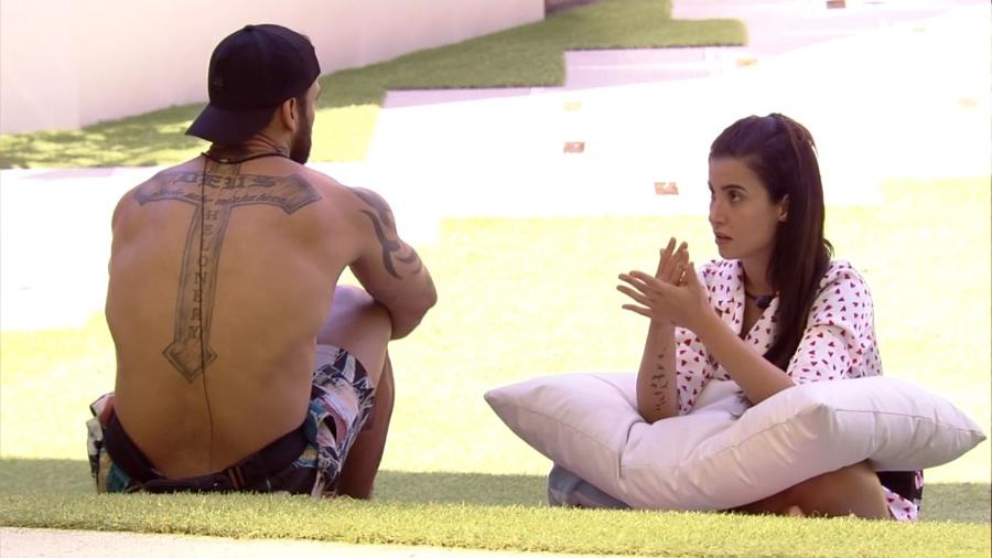 BBB 20 - Bianca conversa com Hadson na área externa - Reprodução/Globoplay