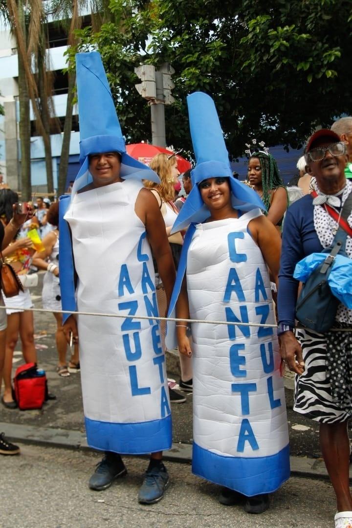 Fantasias caprichadas marcaram o Cordão da Bola Preta, como a menção à música "Caneta Azul" - Marcelo de Jesus/UOL
