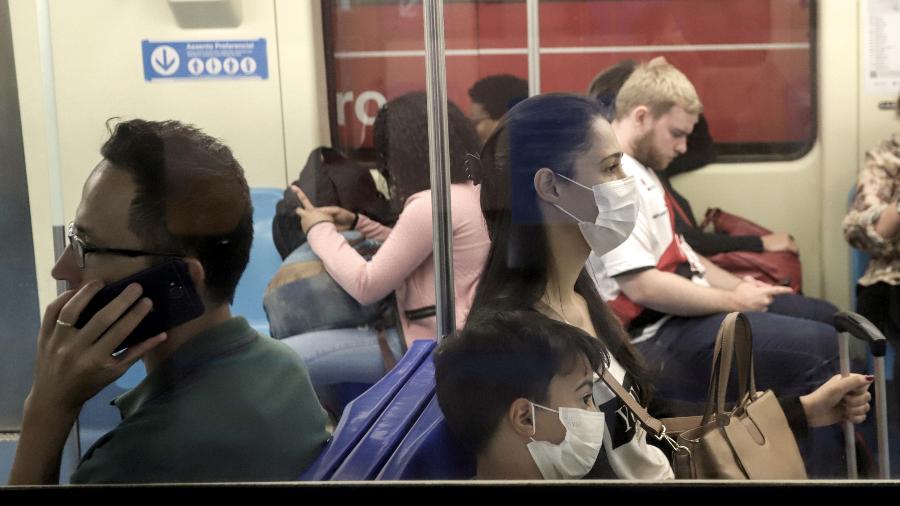 Pessoas usam máscaras para evitar coronavírus no metrô em São Paulo  - Rahel Patrasso/Reuters