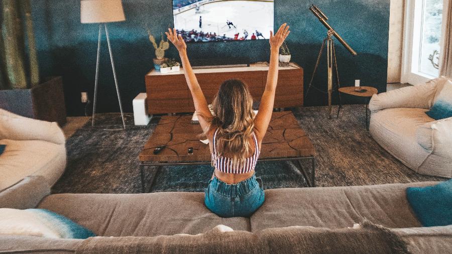 Sala de TV precisa ter conforto, mas também respeitar algumas regras para aproveitar o melhor sem prejudicar a saúde - Unsplash