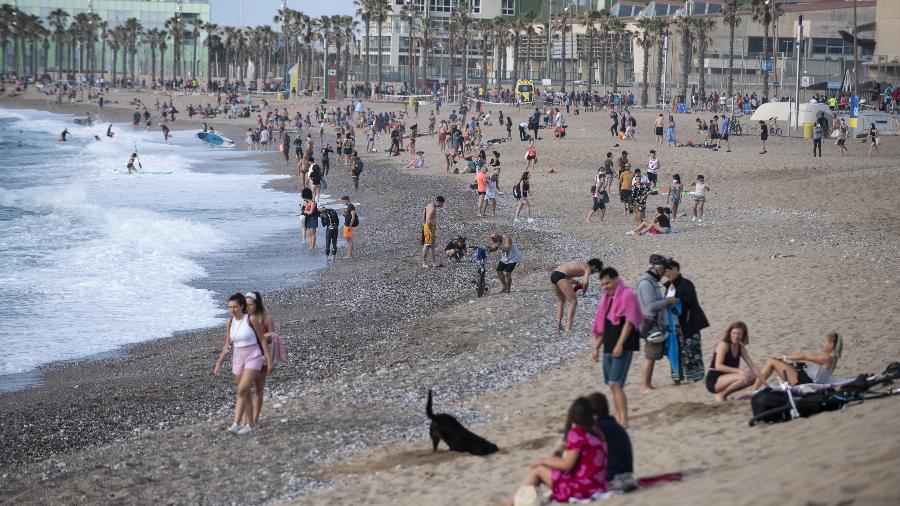 Movimentação na praia da Barceloneta, em Barcelona - Getty Images