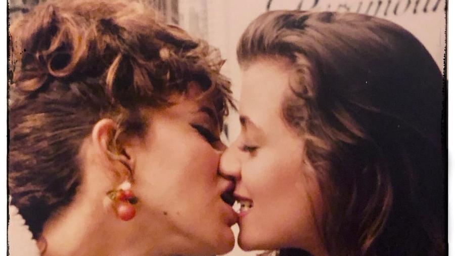 Jennifer Grey e Mia Sara aparecem se beijando em foto de bastidores do longa "Curtindo a Vida Adoidado" - Reprodução/Instagram