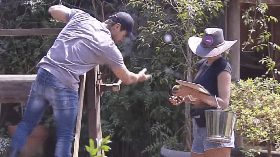 Mariano e Jakelyne Oliveira repassam tarefas em "A Fazenda" - Reprodução/RecordTV