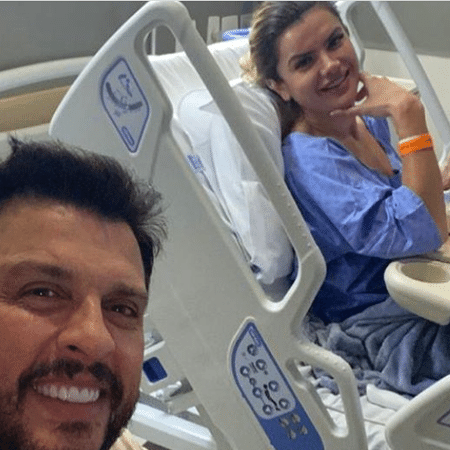 Mirella Santos posou ao lado do marido, Ceará, enquanto estava no hospital - Reprodução / Instagram