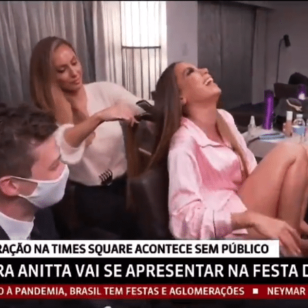Anitta dá risada durante entrevista à GloboNews - Reprodução/GloboNews