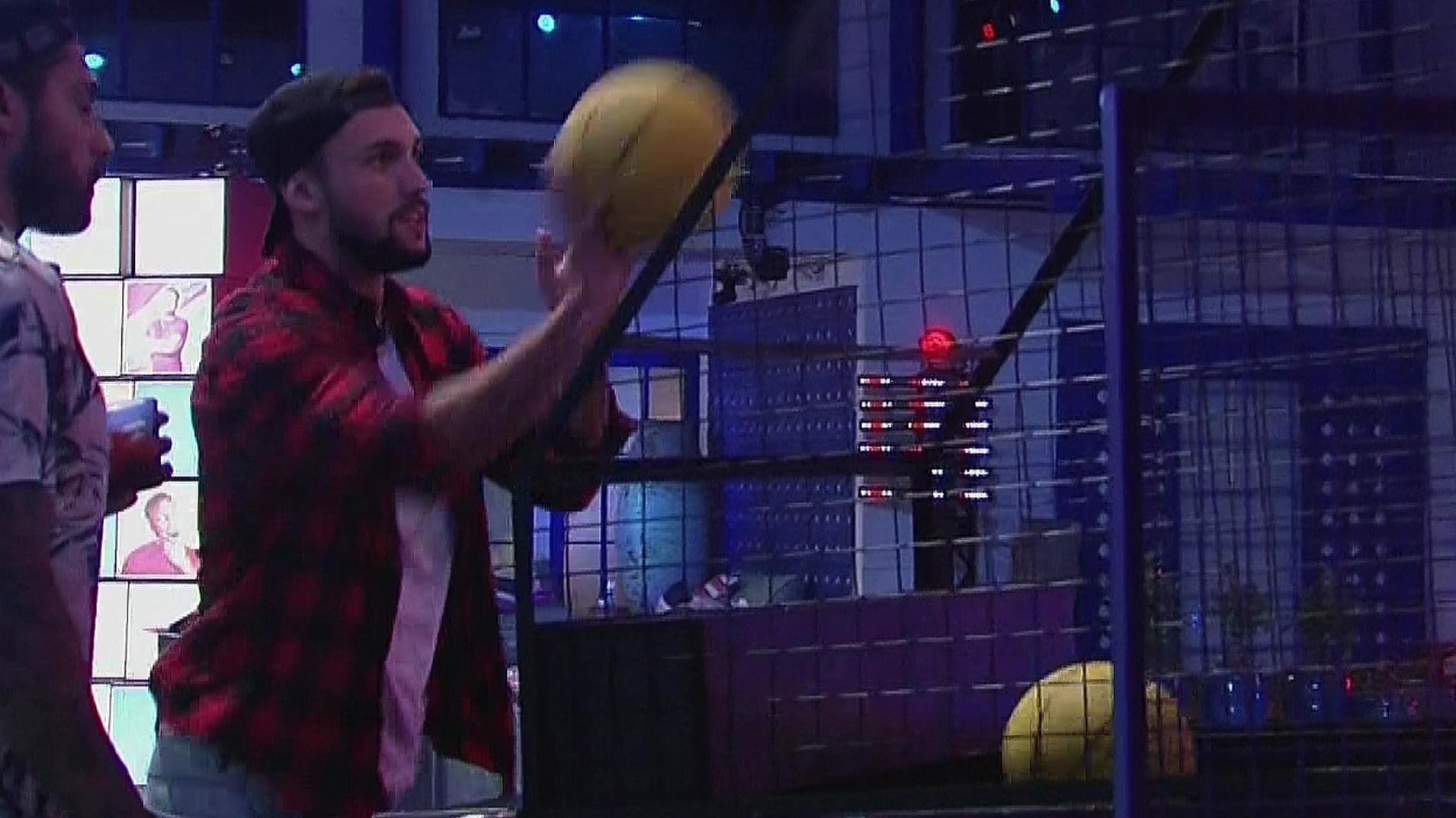 BBB 21: Arthur brincando durante festa - Reprodução/Globoplay