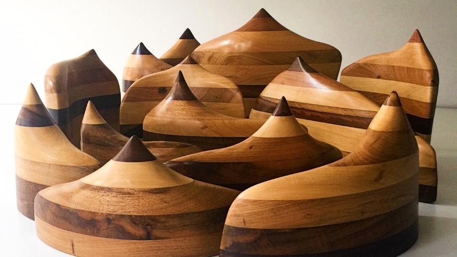 Série Meia Lua, uma das criações em madeira de Ted Benvenuti - Divulgação