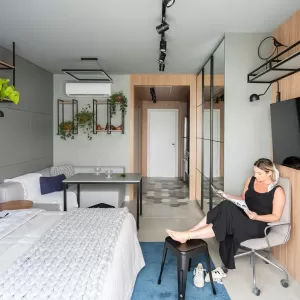 Foto de Interior De Um Micro Apartamento Moderno Com Sala De Estar