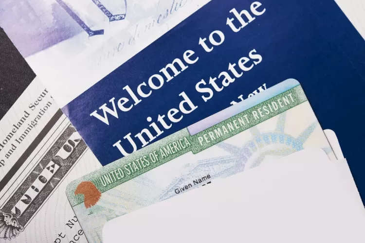Green card que garante dez anos de permanência nos Estados Unidos - Getty Images/iStockphoto - Getty Images/iStockphoto