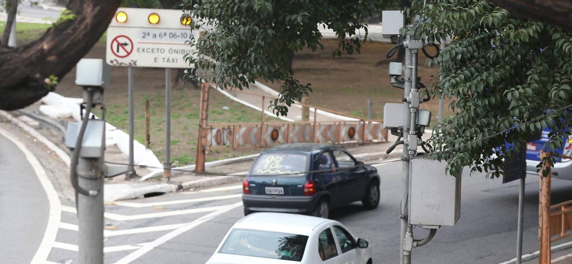 Radar que mais multa na capital paulista fica em alça de acesso da Ponte das Bandeiras; infração mais flagrada é conversão proibida, responsável por 97% das autuações no local - Rivaldo Gomes/Folhapress