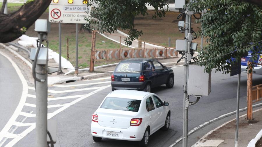 Trafegar com velocidade acima da permitida não é a única infração que dá multa - Rivaldo Gomes/Folhapress