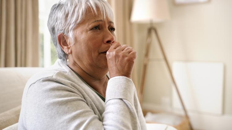 Mulher, idosa, senhora, velha, tossindo, tosse, pneumonia, dpoc, bronquite - iStock - iStock