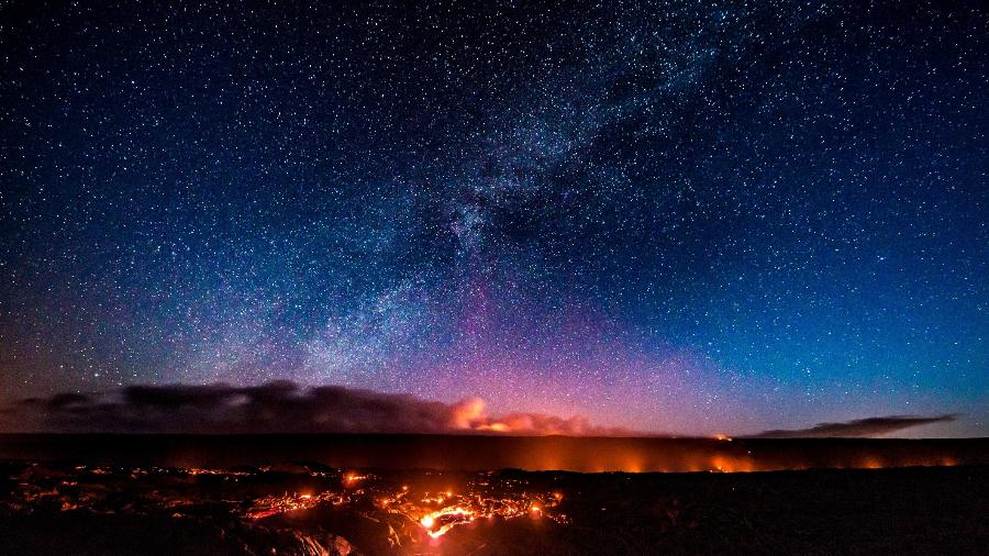 O encontro das estrelas e da Via Láctea com a lava do Kilauea durante a madrugada no Parque Nacional de Vulcões do Havaí, nos EUA - Eachat/Getty Images/iStockphoto