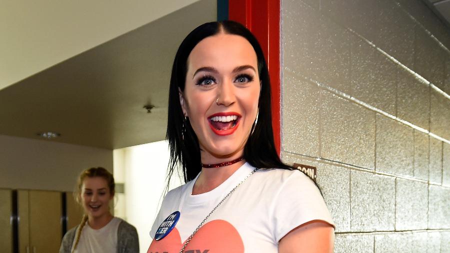 Cantora Katy Perry posa de biquíni em varanda