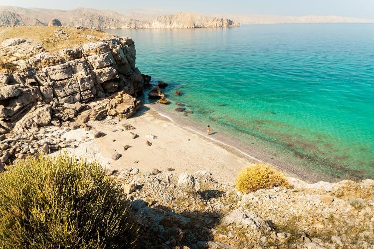 Playa de arena blanca de Mirellas en el Golfo Arábigo