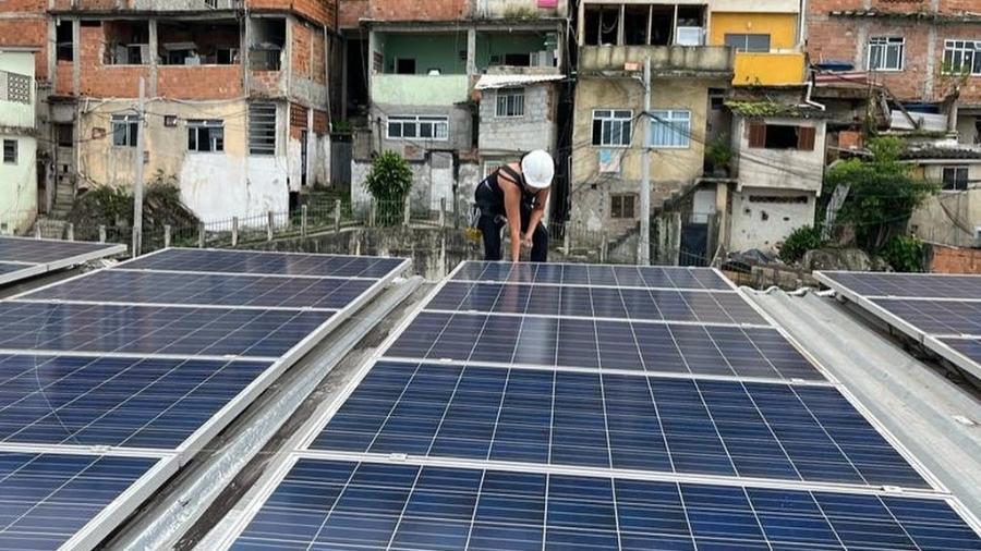 Manutenção nas usinas de energia solar da Babilônia e Chapéu Mangueira, feita pelos próprios moradores da comunidade capacitados no programa de formação profissional da Revolusolar