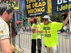 Manifestantes defendem Trump e dizem frases racistas na porta da SDCC 2024