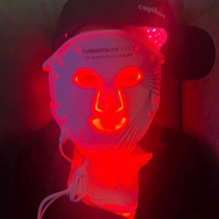 Kim Kardashian postou em seu Instagram que ama as máscaras de led vermelho e que já deu de presente para vários amigos Kim Kardashian postou em seu Instagram que ama as máscaras de led vermelho e que já deu de presente para vários amigos