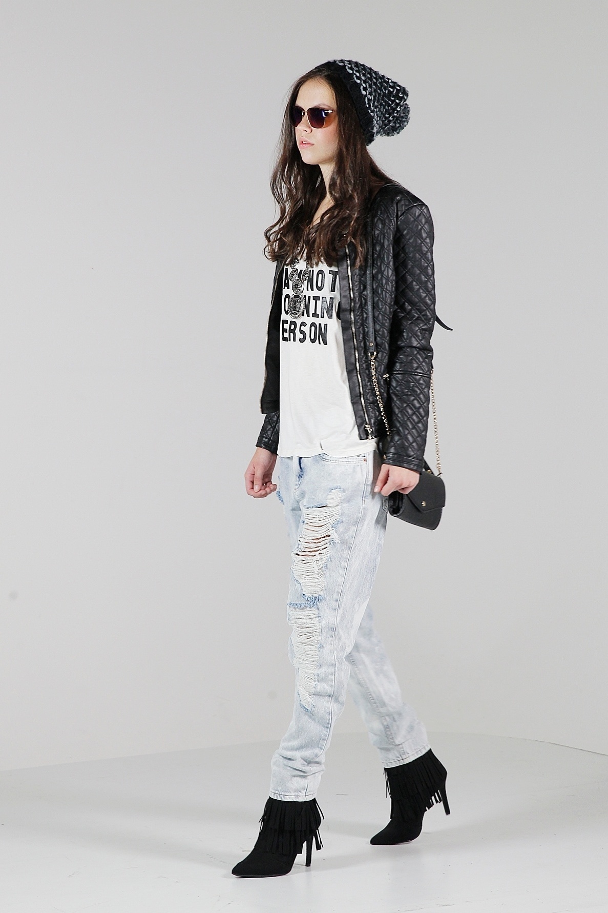 Jaqueta, da C&A, R$ 209; camiseta estampada, da Pop Up Store, R$ 218; calça jeans, da Damyller, R$ 239; e bolsa, da Le Postiche, R$ 99,99 - Reinaldo Canato/UOL