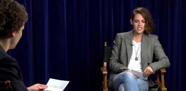 6.ago.2015 - Kristen Stewart faz perguntas machistas para Jesse Eisenberg em vídeo para promover o filme "American Ultra"