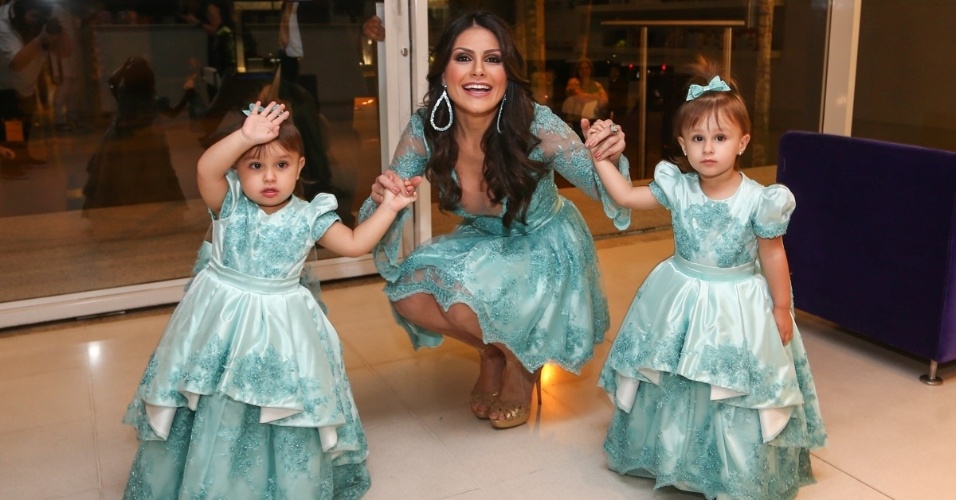12.ago.2015- Natália Guimarães festeja o aniversário das filhas gêmeas, do seu casamento com Leandro, do KLB, em um buffet infantil de São Paulo