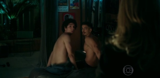 Bruno (João Vitor Silva) e Sam (Felipe de Carolis) são flagrados por Pia (Guilhermina Guinle) em clima de intimidade em "Verdades Secretas"