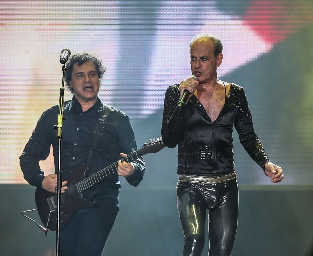 18.set.2015 - O guitarrista Frejat se apresenta com Ney Matogrosso no palco Mundo, durante o show de comemoração de 30 anos de Rock in Rio. - Francisco Cepeda/AGNews-RJ