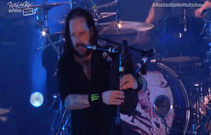 19.set.2015 - O vocalista do Korn Jonathan Davis toca uma gaita de foles durante o show no Rock in Rio - Reprodução